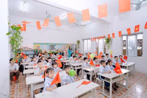 Cô và trò Trường Tiểu học Bắc Vũ Dương (xã Vũ Dương, tỉnh Ninh Bình) trong ngày khai giảng năm học 2026-2027. 