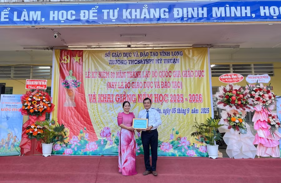 500 quyển tập được trao tặng đến HS Trường THCS-THPT Mỹ Thuận. Ảnh: Hội LHPN Vĩnh Long.