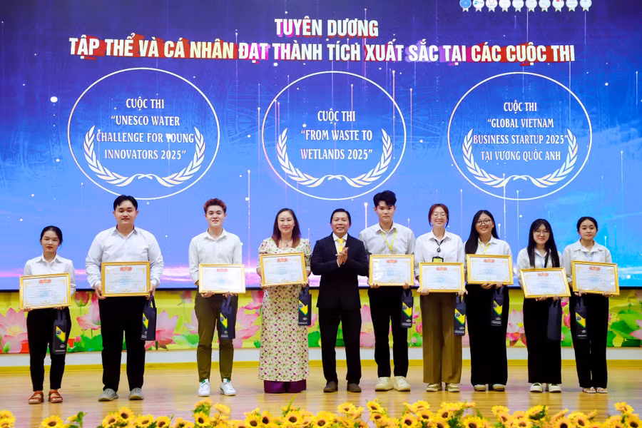 khen-thuong.jpg