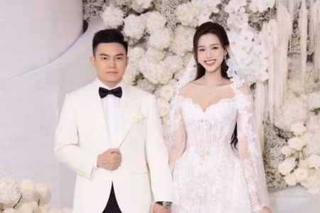 Hoa hậu Đỗ Hà xuất hiện giản dị, cùng ông xã trao quà cho người dân vùng lũ