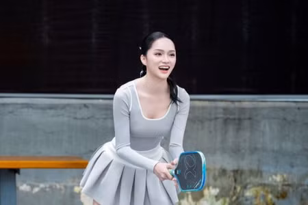 Hương Giang ghi điểm mạnh với phong cách tinh tế, trẻ trung trên sân pickleball