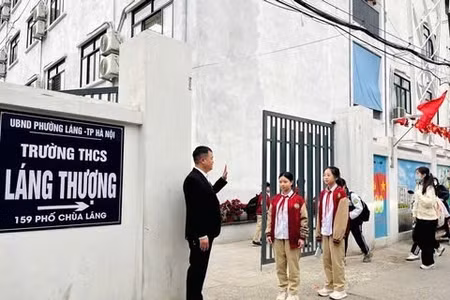 Bức ảnh thầy giáo trước cổng trường ở Hà Nội nhận "bão" like
