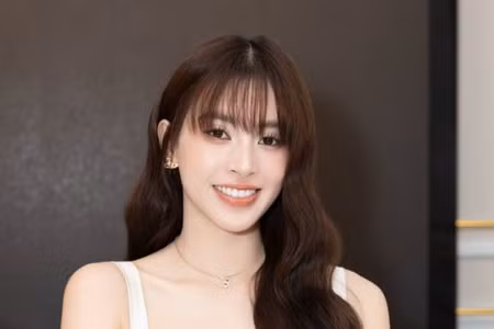 Tiểu Vy biến hóa dịu dàng với mái thưa cuốn hút, khoe vẻ đẹp chuẩn nàng thơ