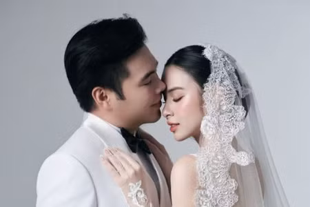 'Kim Tae Hee Việt Nam' khoe ảnh cưới ngọt ngào, công khai diện mạo chồng thiếu gia