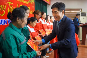 Ông Tẩn Minh Long, Chủ tịch LĐLĐ tỉnh Điện Biên, trao hỗ trợ vé xe cho người lao động. 