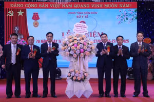 Thừa ủy quyền của Thủ tướng Chính phủ, Bí thư Tỉnh ủy Điện Biên Trần Quốc Cường tặng hoa cho ngành Y tế Điện Biên.