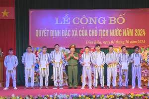 Giám thị Trại giam Nà Tấu trao Quyết định đặc xá của Chủ tịch nước cho các phạm nhân. (Ảnh: DTV)