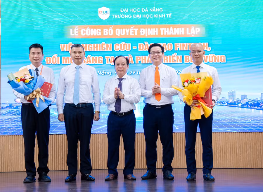 Trao Quyết định thành lập và tặng hoa chúc mừng lãnh đạo Viện.