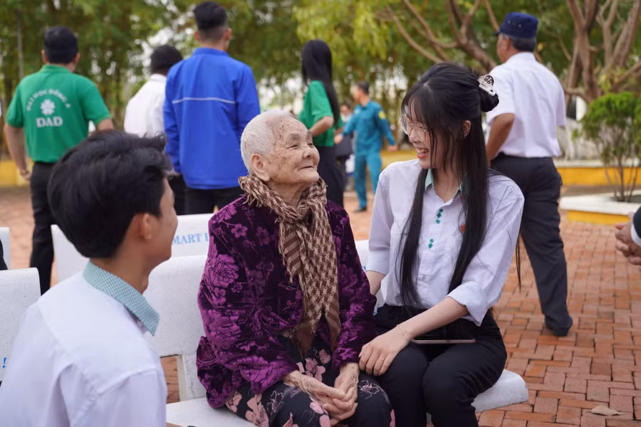 Sinh viên Trường Đại học Đông Á thăm hỏi thân nhân liệt sĩ tại lễ dâng hương tưởng niệm 38 năm sự kiện Gạc Ma. 