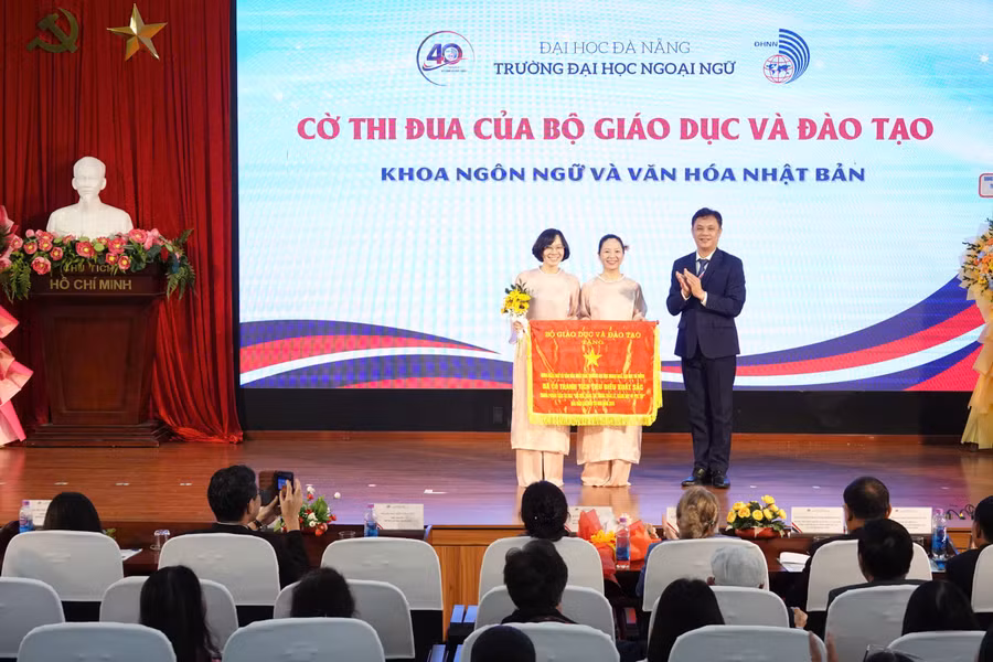 dai-hoc-ngoai-ngu-da-nang-co-thi-dua.jpg