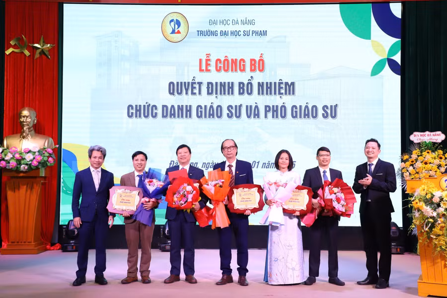 anh-3-trao-quyet-dinh-bo-nhiem-va-vinh-danh-pgs.jpg