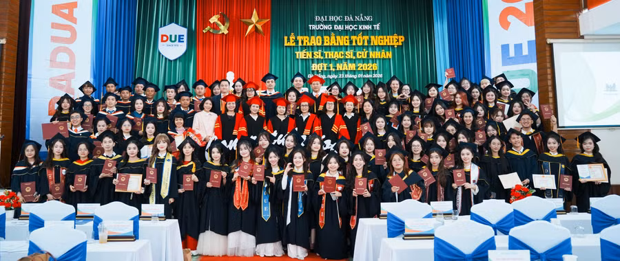 Trường Đại học Kinh tế - Đại học Đà Nẵng trao bằng tốt nghiệp đợt 1 năm 2026.