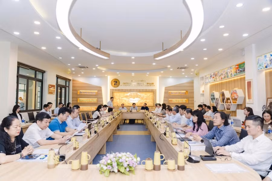 toa-dam-hoi-thao-khoa-hoc-giao-duc-1024x683.jpg