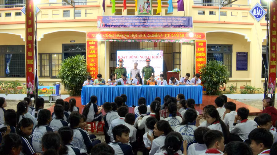 Học sinh Trường THCS Trà Mai (xã Nam Trà My, TP Đà Nẵng) cam kết chấp hành nghiêm quy định an toàn thông đường bộ.