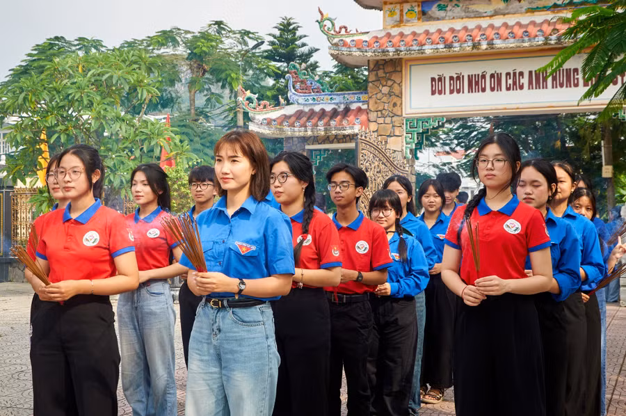 Đội tình nguyện Hoa phượng đỏ, Trường THPT Hoàng Hoa Thám (quận Sơn Trà, TP Đà Nẵng) dâng hương tưởng niệm tại Nghĩa trang Liệt sĩ Hòa Hải. 