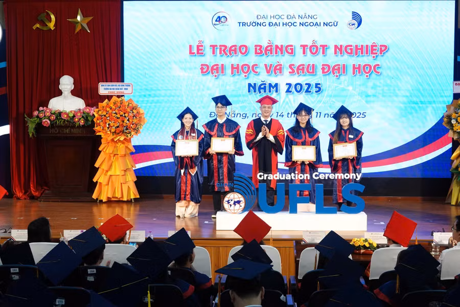 PGS.TS Nguyễn Văn Long, Hiệu trưởng Trường Đại học Ngoại ngữ, Đại học Đà Nẵng khen thưởng cho sinh viên tốt nghiệp loại xuất sắc.