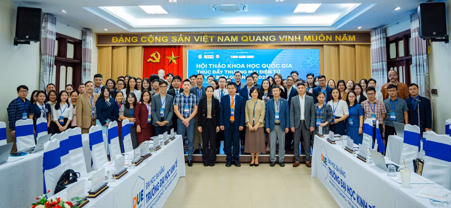 Các nhà khoa học, diễn giả chụp ảnh lưu niệm khai mạc Hội thảo. 