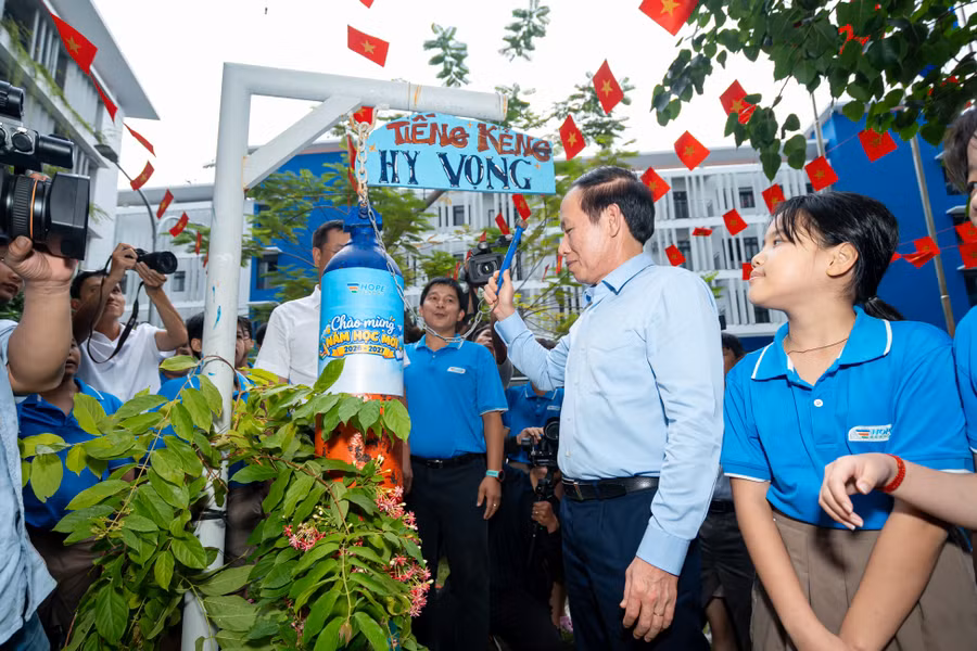 Phó Thủ tướng Chính phủ Lê Tiến Châu đánh tiếng kẻng Hy vọng trong chương trình Chào năm học mới. 