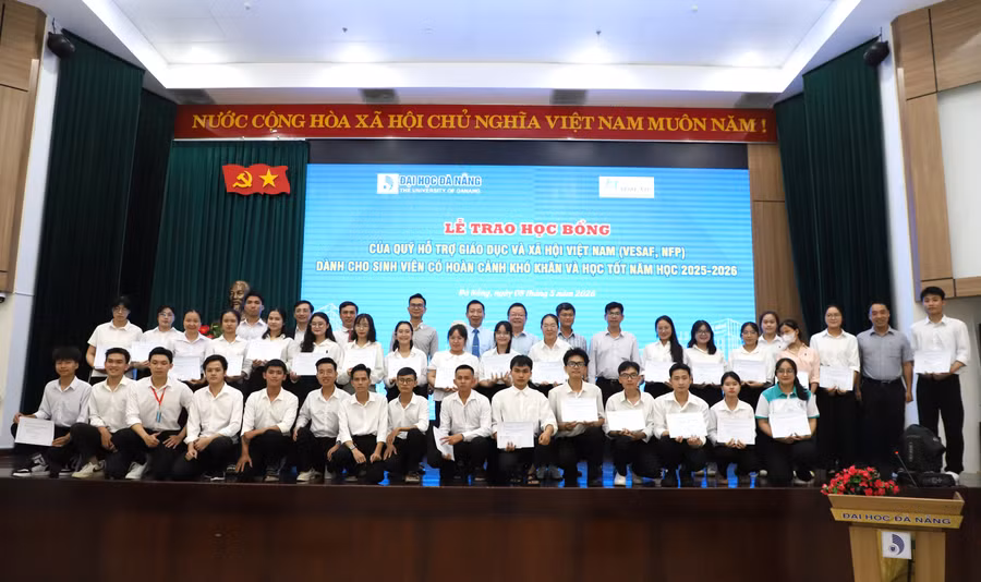 Trao Học bổng VESAF, NFP cho sinh viên Đại học Đà Nẵng.