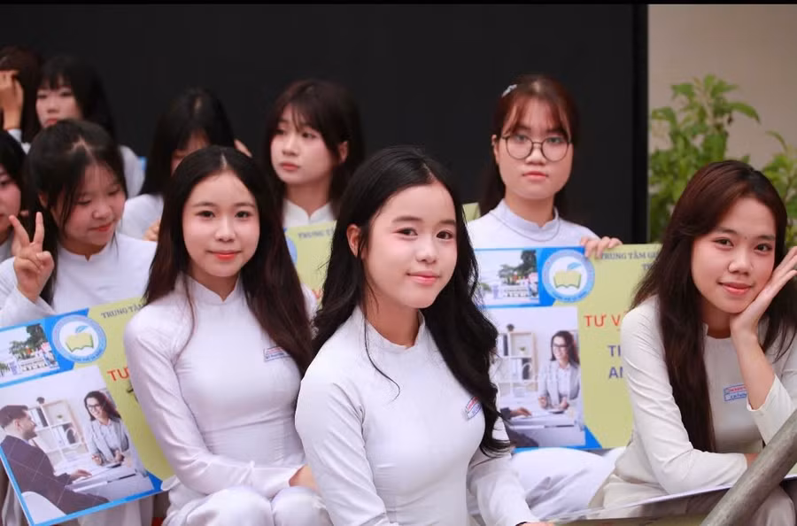 Học viên Trung tâm Giáo dục thường xuyên số 2 (Đà Nẵng) tham dự Ngày hội tư vấn tuyển sinh. 