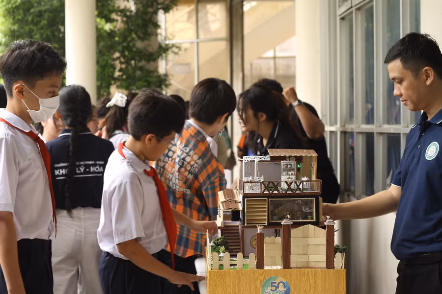 Học sinh các trường THCS ở Đà Nẵng trải nghiệm hoạt động STEM tại khoa Lý - Hóa, Trường Đại học Sư phạm - Đại học Đà Nẵng.