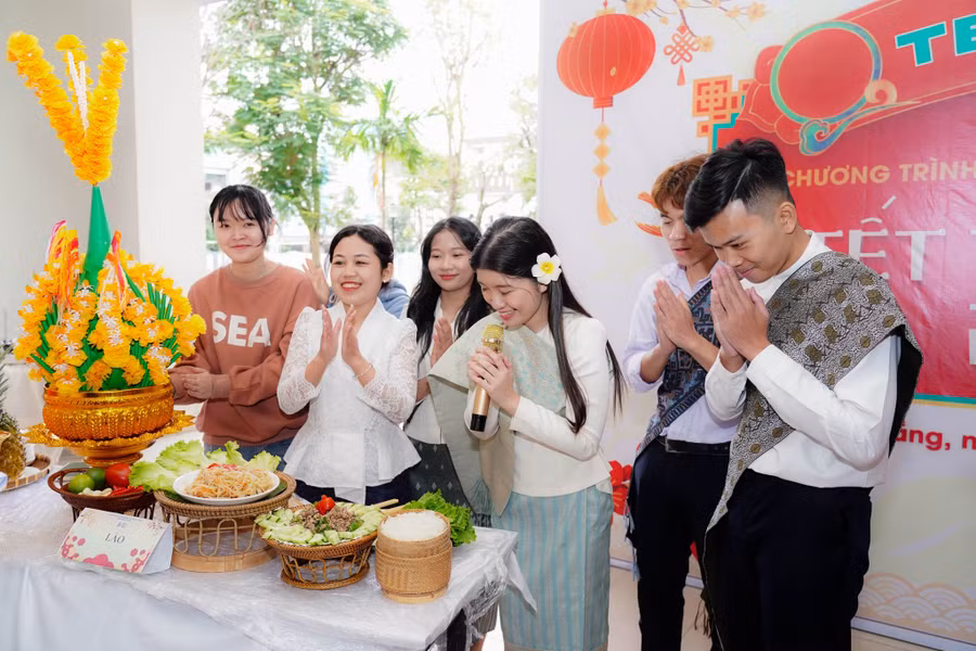 sinh-vien-lao-gioi-thieu-mon-an-truyen-thong-truong-dai-hoc-ngoai-ngu.jpg