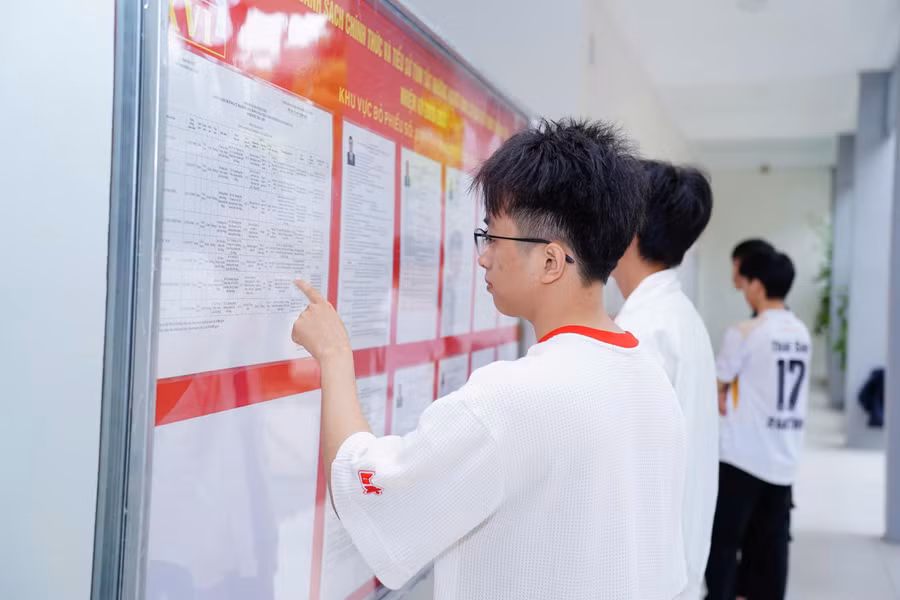 Sinh viên nội trú Trường Đại học Bách khoa - Đại học Đà Nẵng tìm hiểu về các ứng cử viên trước ngày bầu cử.