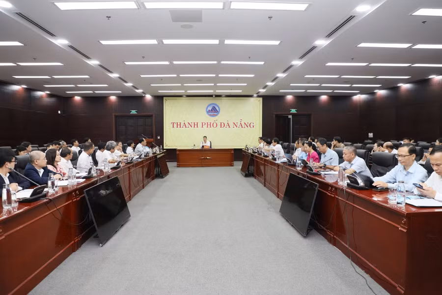 Ông Nguyễn Mạnh Hùng, Chủ tịch UBND TP Đà Nẵng chủ trì buổi làm việc với Đại học Đà Nẵng.