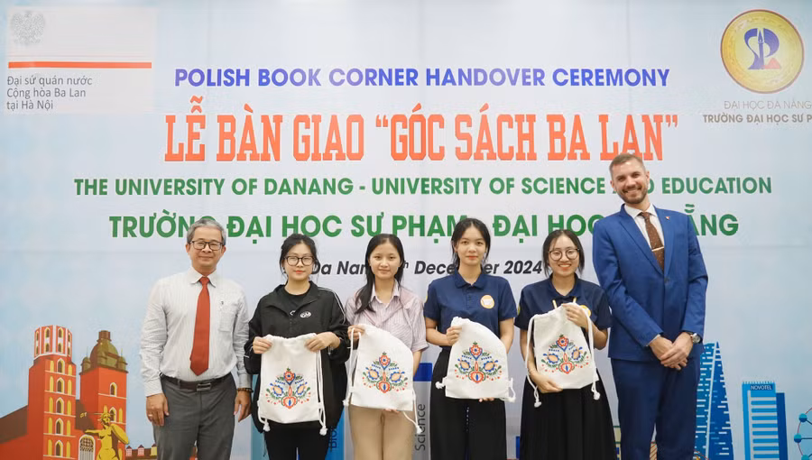 truong-dai-hoc-su-pham-da-nang-goc-sach-ba-lan.jpg