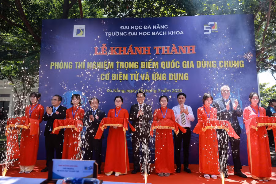 khanh-thanh-phong-thi-nghiem-trong-diem.jpg