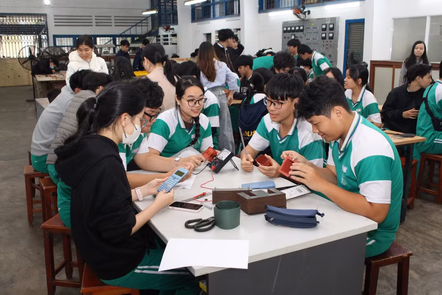 Học sinh Trường THPT Ngô Quyền (Đà Nẵng) trải nghiệm Giáo dục STEM tại Trường Đại học Sư phạm Kỹ thuật. Đại học Đà Nẵng. 