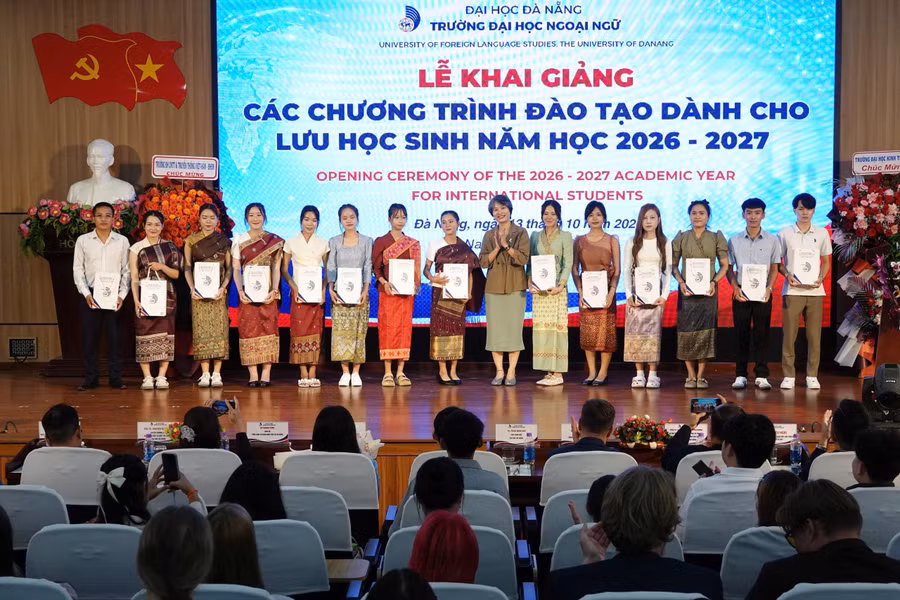 Tặng quà lưu niệm cho lưu học sinh trong lễ khai giảng.