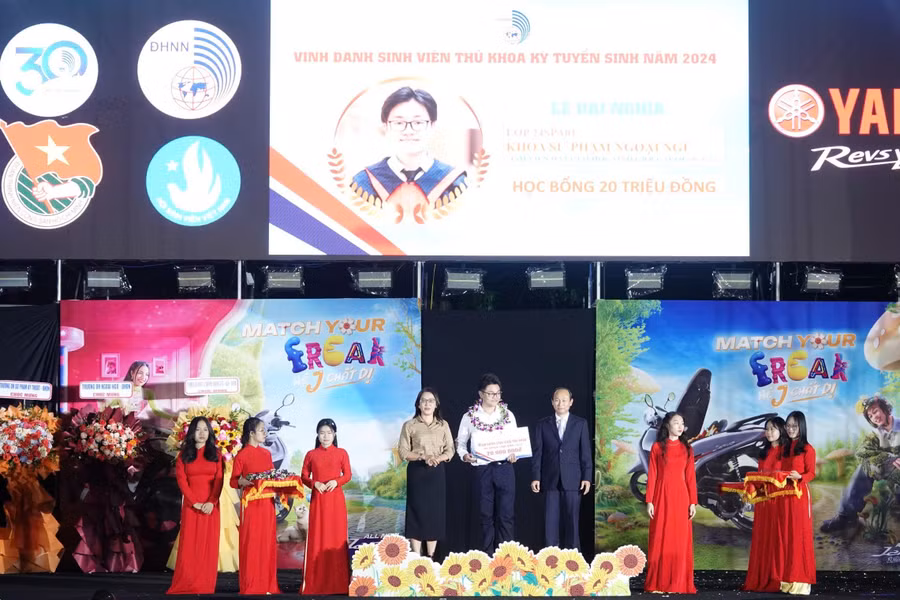 Trường Đại học Ngoại ngữ, Đại học Đà Nẵng vinh danh và khen thưởng tân sinh viên là học sinh giỏi quốc gia. 