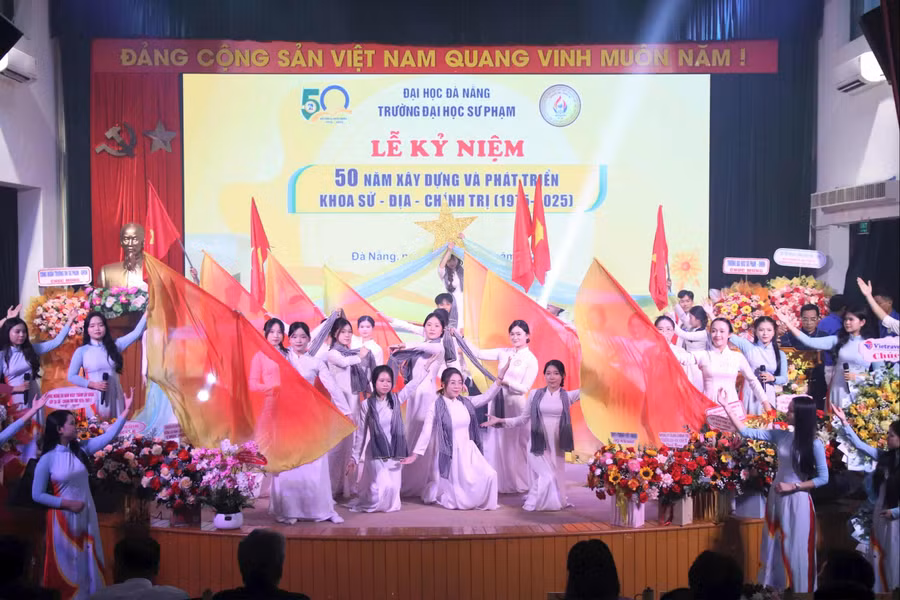 van-nghe-khoa-su-dia-chinh-tri.jpg