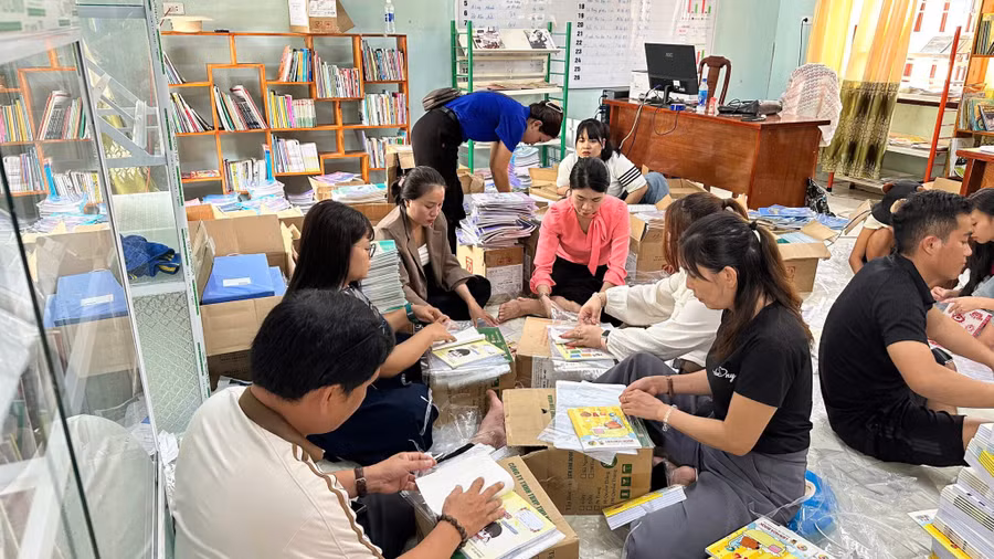 Đoàn công tác số 1 Sở GD&ĐT Đà Nẵng hỗ trợ bao bọc, phân loại sách giáo khoa dùng chung cho học sinh Trường PTNT TH&THCS La Êê.