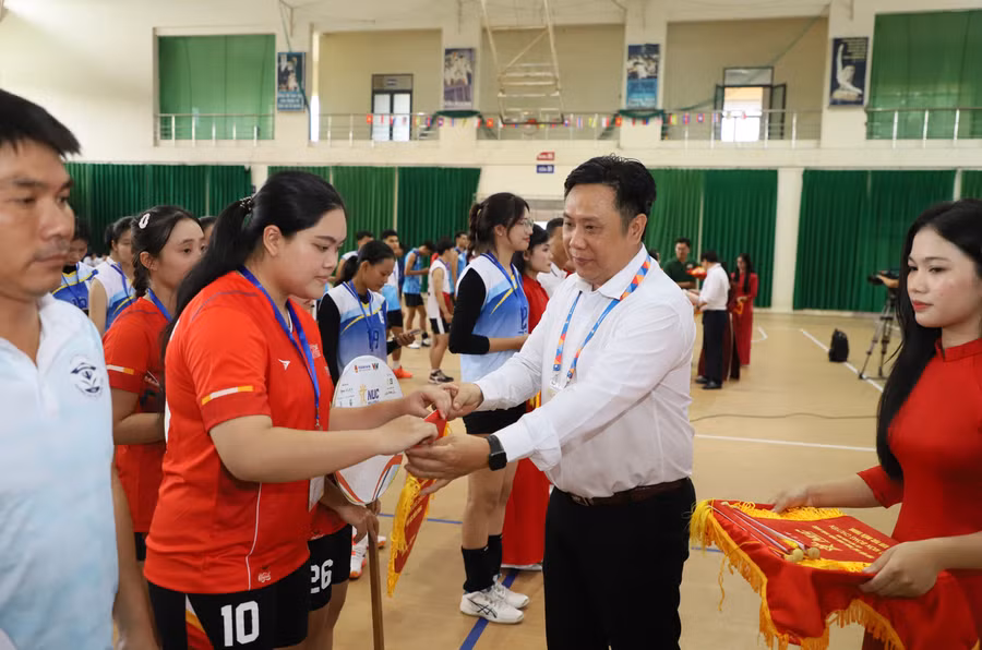 Ban tổ chức trao cờ lưu niệm cho các đoàn tại lễ khai mạc. 