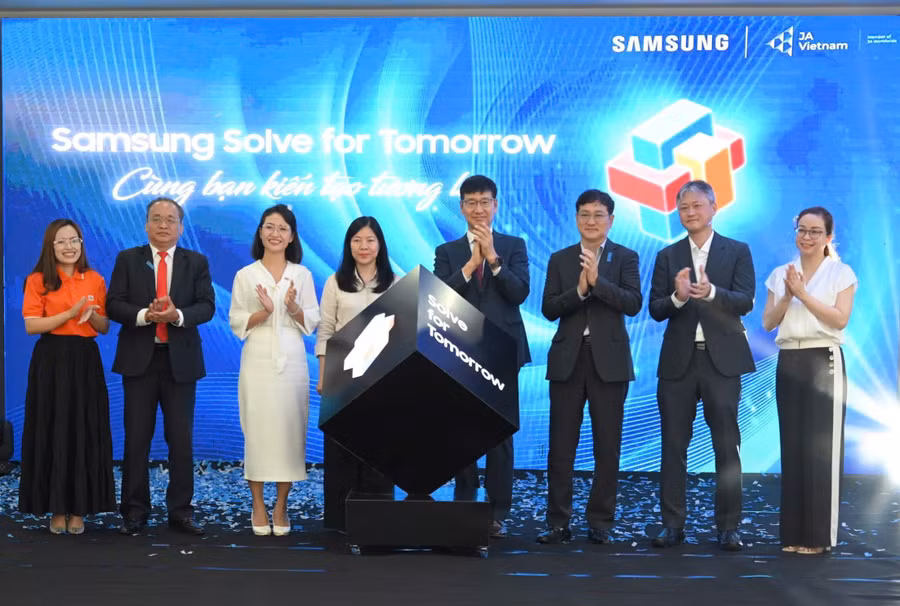 Các đại biểu phát động cuộc thi Kiến tạo tương lai 2025 (Solve for Tomorrow) khu vực miền Trung.