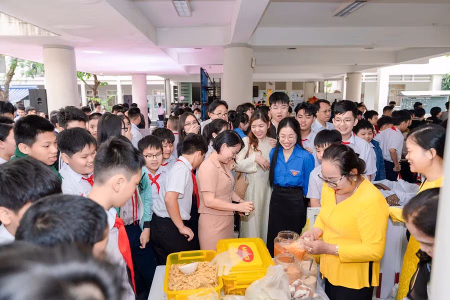 truong-thcs-nguyen-binh-khiem-lien-chieu.jpg