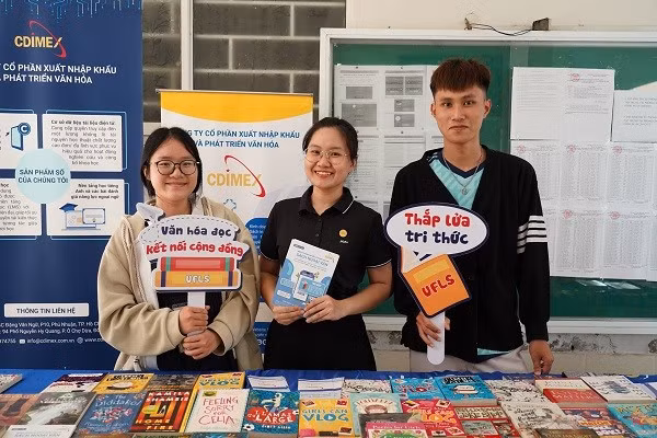 Sinh viên Trường Đại học Ngoại ngữ, Đại học Đà Nẵng tham gia các hoạt động tại Tuần lễ Sách 2025. 