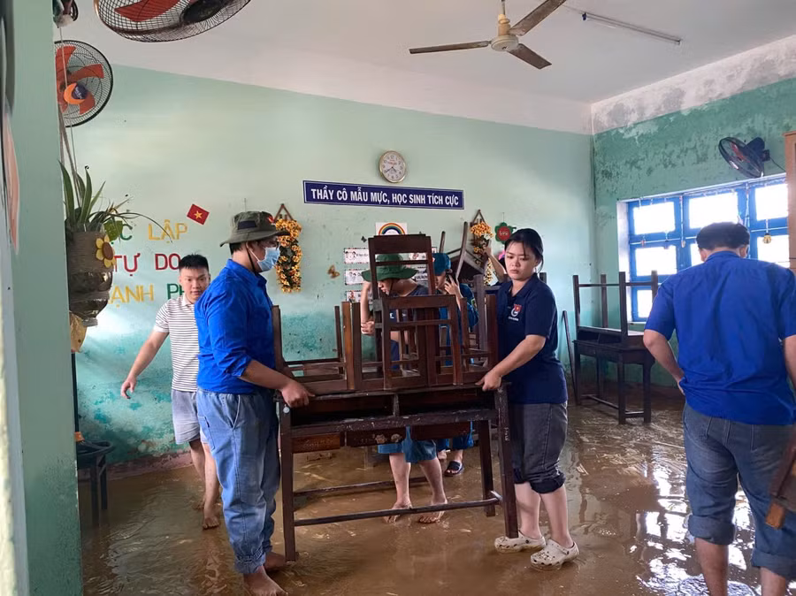 lau-don-ban-ghe-phong-hoc-sv-bach-khoa-da-nang.jpg