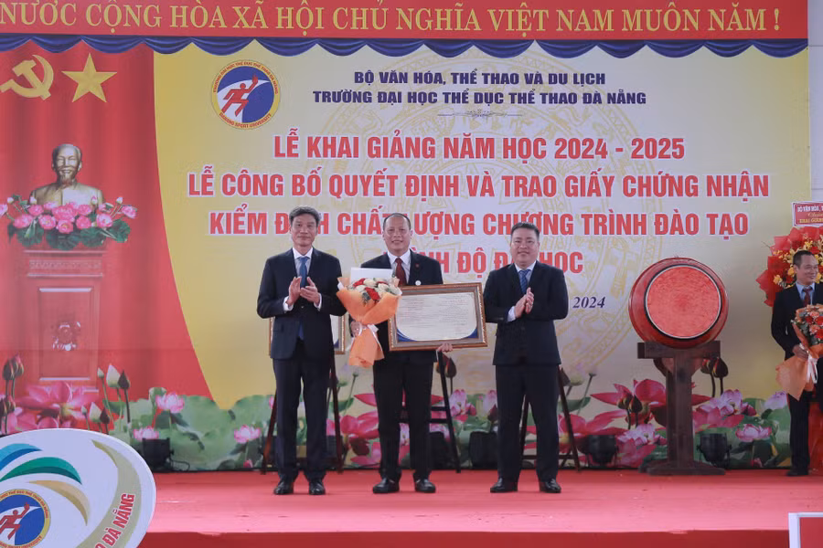 Đại diện Trung tâm Kiểm định chất lượng giáo dục, Đại học Đà Nẵng trao giấy chứng nhận đạt tiêu chuẩn chất lượng giáo dục chương trình đào tạo. 