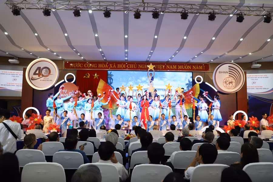 van-nghe-chao-mung.jpg