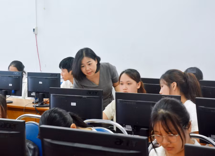 Sinh viên Trường CĐ Thương mại (Đà Nẵng) tham gia cuộc thi Kế toán số. 