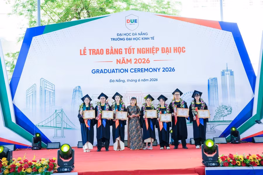 vinh-danh-thu-khoa-chuyen-nganh.jpg