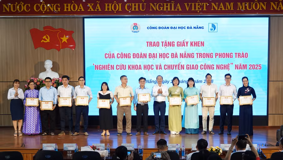 Công đoàn Đại học Đà Nẵng tặng Giấy khen phong trào "Nghiên cứu khoa học và chuyển giao công nghệ năm 2025.