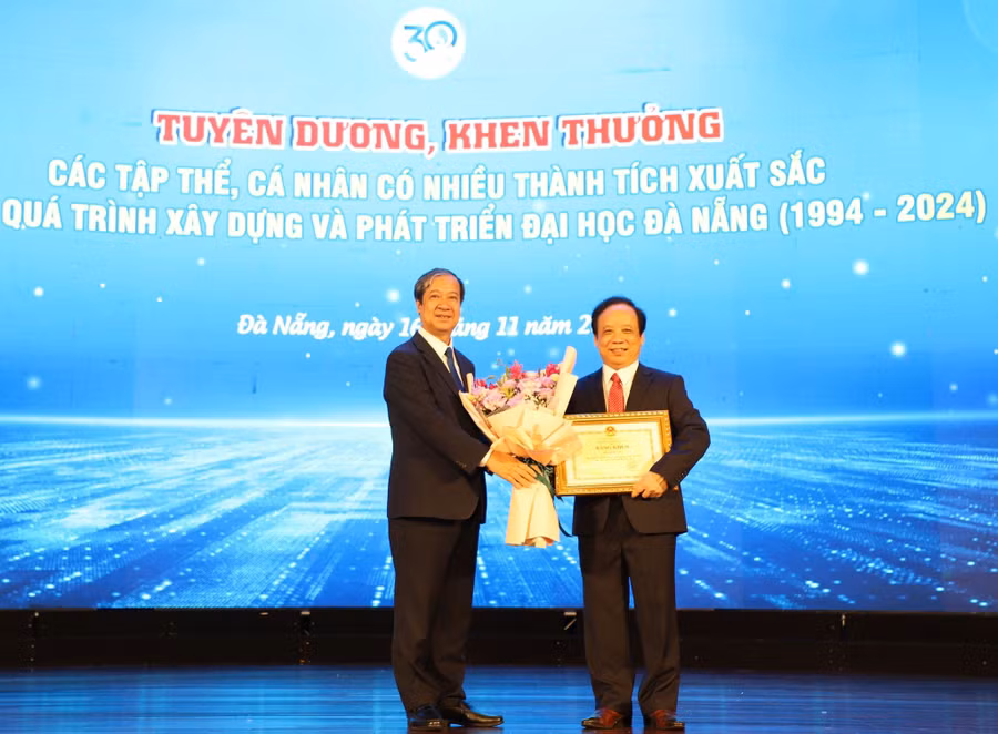 bo-truong-trao-bang-khen-cho-dai-hoc-da-nang.jpg