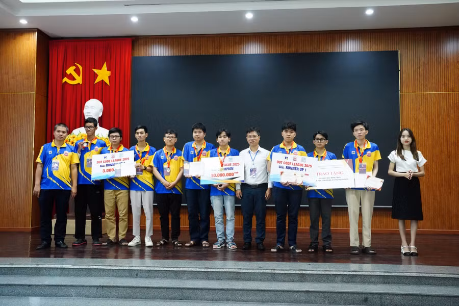 PGS.TS Nguyễn Hồng Hải trao thưởng cho các đội đoạt giải tại vòng chung kết.