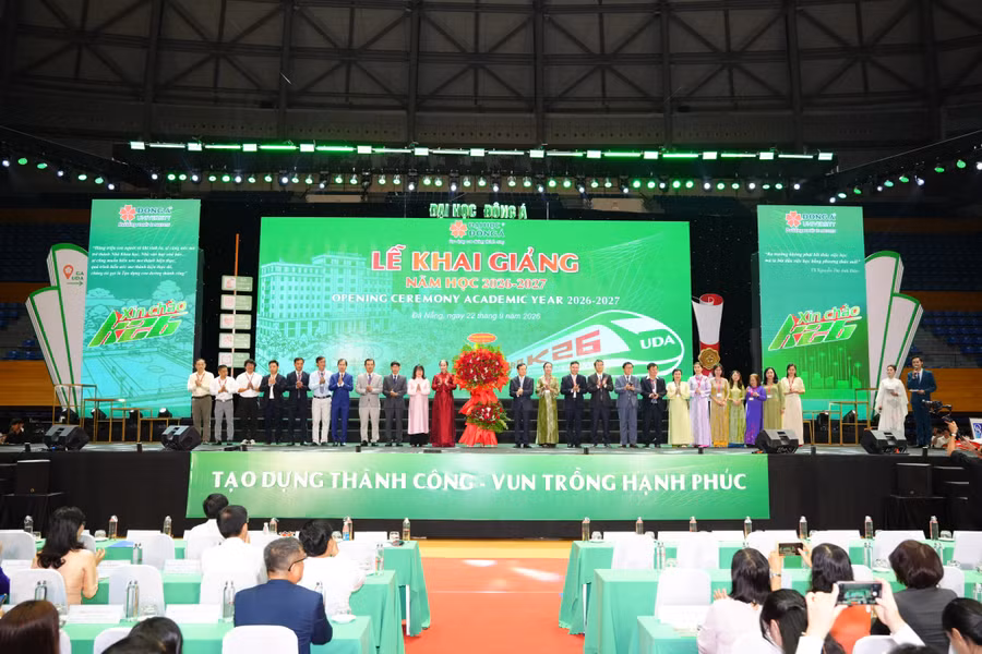 Phó Chủ tịch UBND thành phố Nguyễn Thị Anh Thi tặng hoa chúc mừng Trường Đại học Đông Á tại lễ khai giảng.