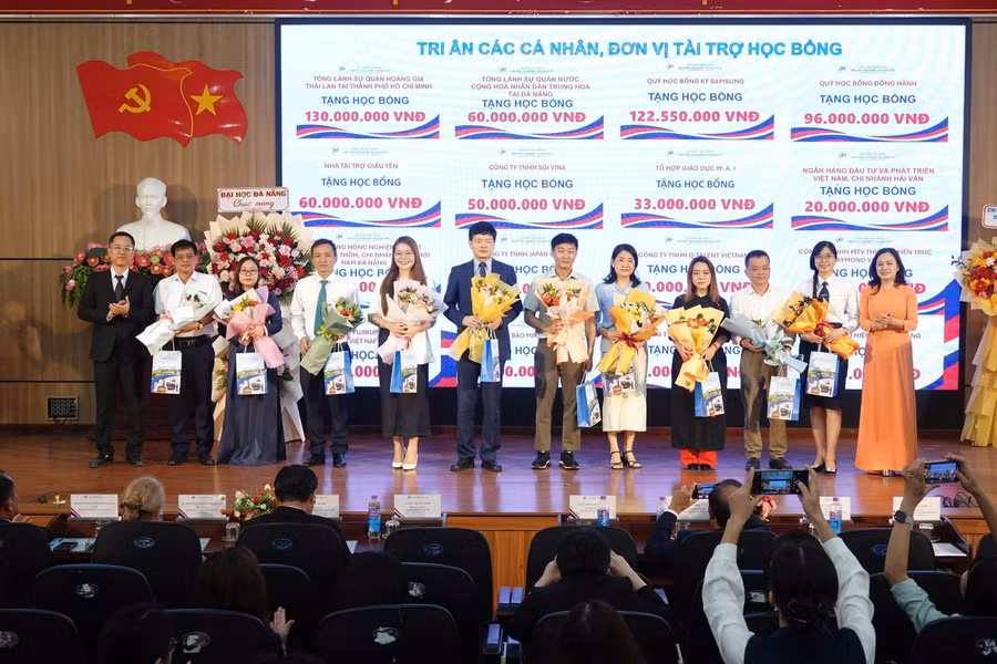 khai-giang-truong-ngoai-ngu-da-nang.jpg