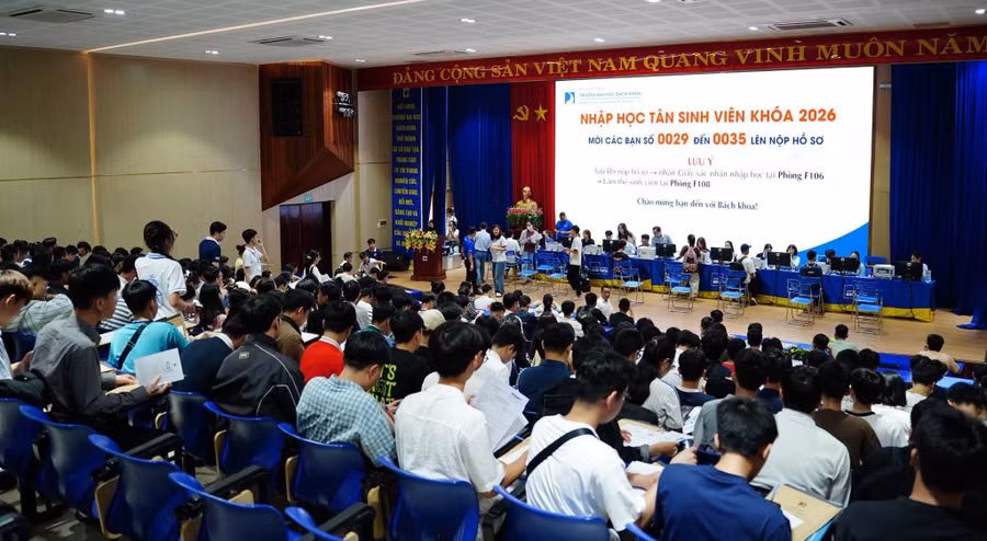 Tân sinh viên làm thủ tục nhập học tại Trường Đại học Bách khoa - Đại học Đà Nẵng.